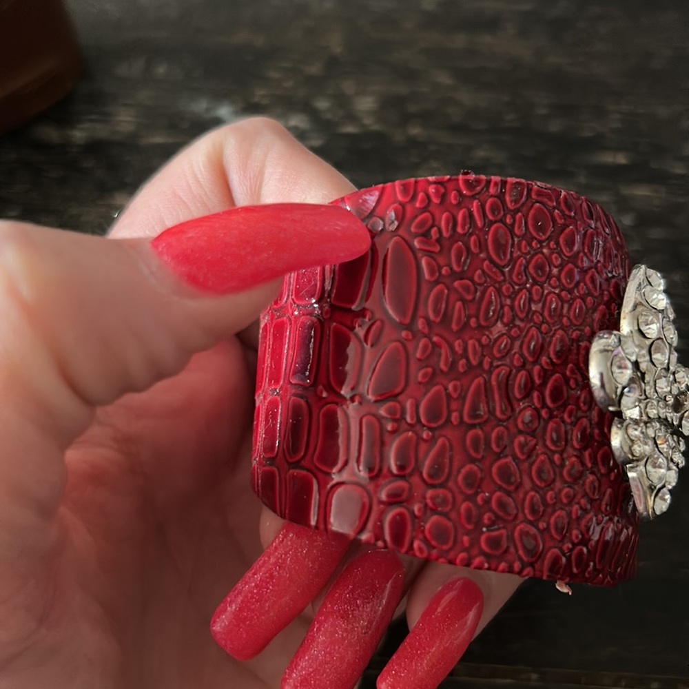 Red cuff - Picture 5 of 7